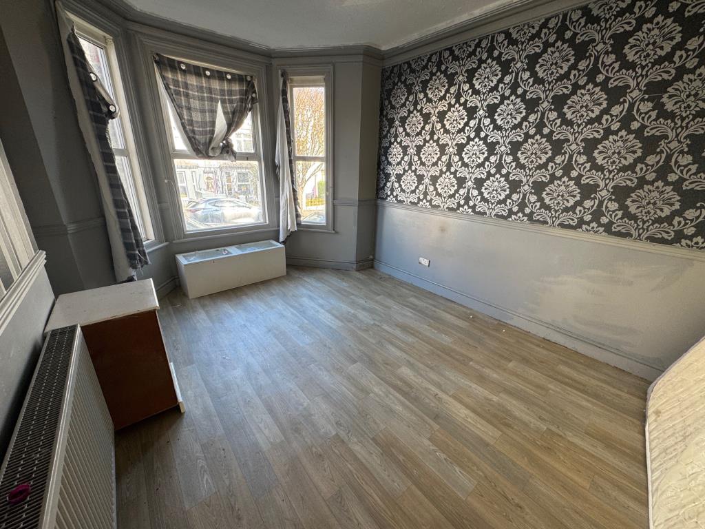 Lot: 89 - FREEHOLD PROPERTY DIVIDED INTO TWO TWO-BEDROOM MAISONETTES - Lower Maisonette - Bedroom 2